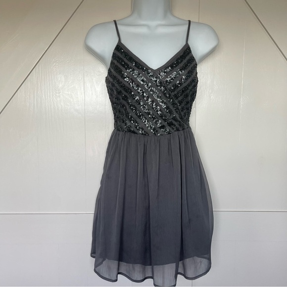 Hollister Dresses & Skirts - Hollister XS gray sequin top mini dress